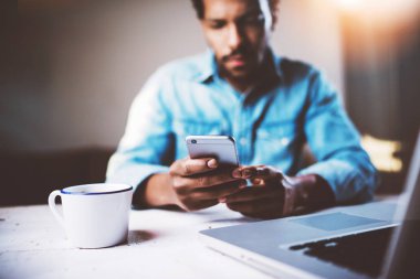 Afrika adam akıllı telefon kullanma 