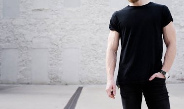 Tişörtü giyen kaslı sakallı adam 