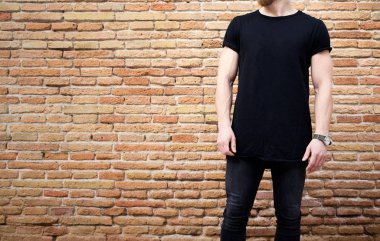 Tişörtü giyen kaslı adam 