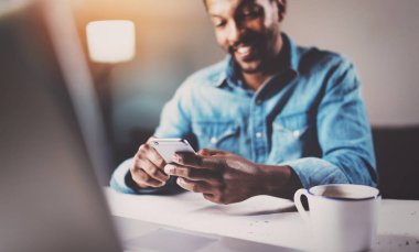 Afrika adam akıllı telefon kullanma