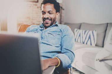 Laptop kullanan Afrikalı adam