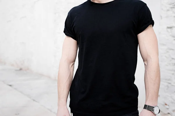 Hombre vistiendo camiseta y jeans —  Fotos de Stock