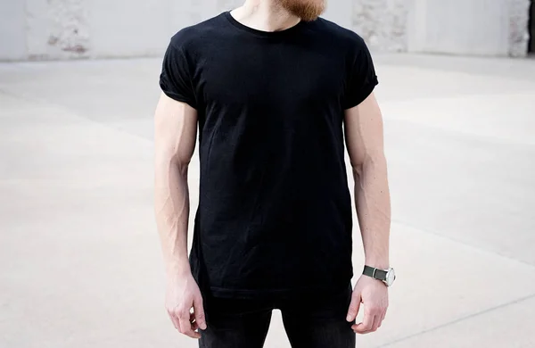 Man klädd i t-shirt och jeans — Stockfoto