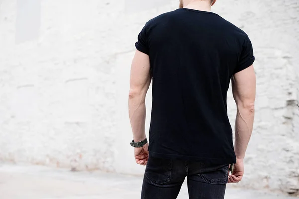 Man klädd i t-shirt och jeans — Stockfoto