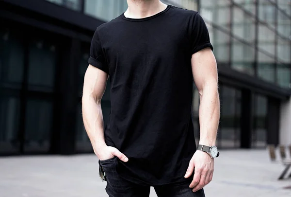 Jeune homme portant un t-shirt noir — Photo