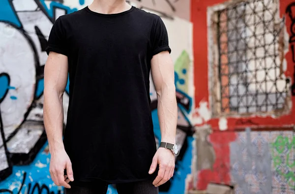 年轻男子身穿黑色 t 恤 — 图库照片