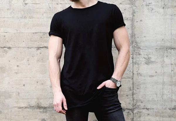 Uomo muscoloso indossa jeans neri — Foto Stock
