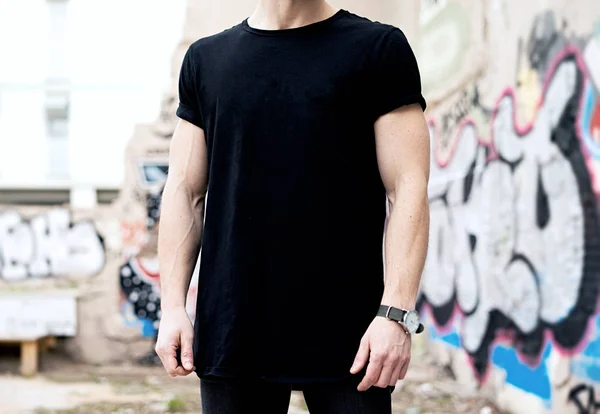 Homme musclé portant un t-shirt noir — Photo