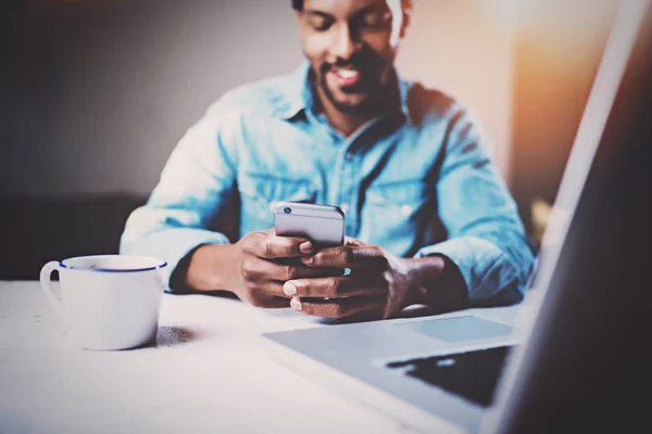 Homem africano usando smartphone — Fotografia de Stock