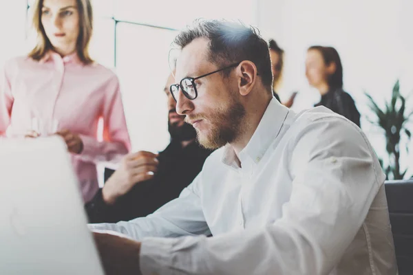 Young professionals discussing business project — Stock Photo, Image