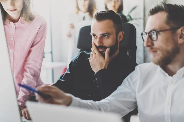 Unge fagfolk diskuterer forretningsprosjekt – stockfoto