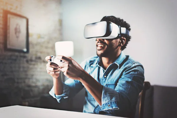 Afrikanska mannen njuter av virtuell verklighet — Stockfoto
