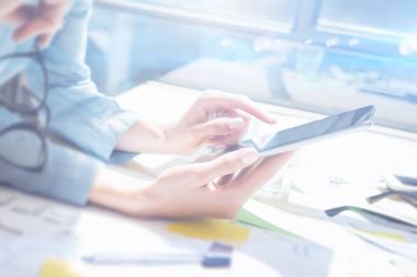 ekran dijital tablet dokunmadan kadın