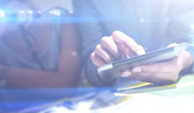 ekran dijital tablet dokunmadan kadın