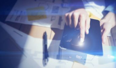 ekran dijital tablet dokunmadan kadın