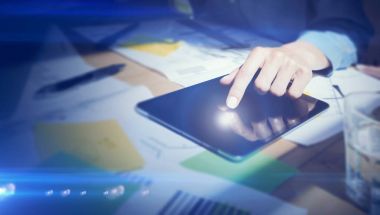 ekran dijital tablet dokunmadan kadın