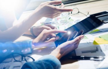 Kadın cowokers dijital tablet kullanma