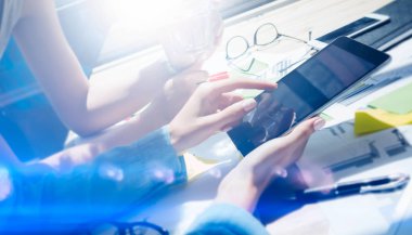 Kadın cowokers dijital tablet kullanma