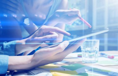 Kadın cowokers dijital tablet kullanma
