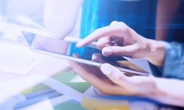 Kadın cowokers dijital tablet kullanma