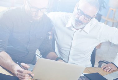 drie geschenken in rode verpakking geïsoleerd op witte achtergrond