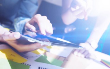 Dijital tablet kullanan kişiler