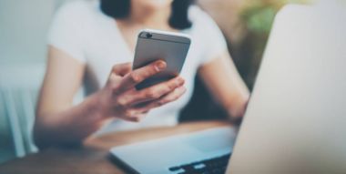 Smartphone ve dizüstü kullanarak womn