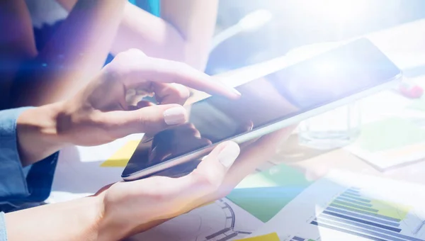 Female cowokers using digital tablet — Stock Photo, Image