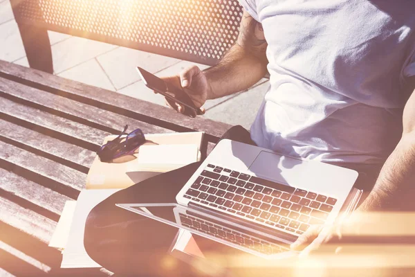 Man using smartphone and laptop — Stock Photo, Image