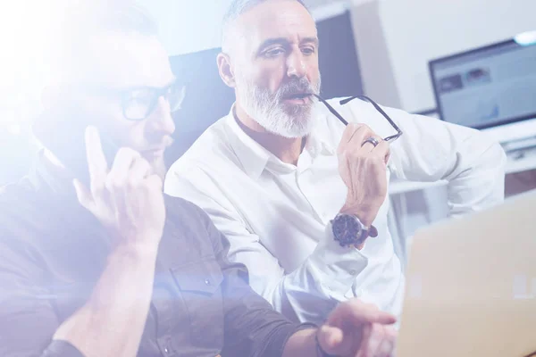 Socios que realizan una conferencia telefónica — Foto de Stock