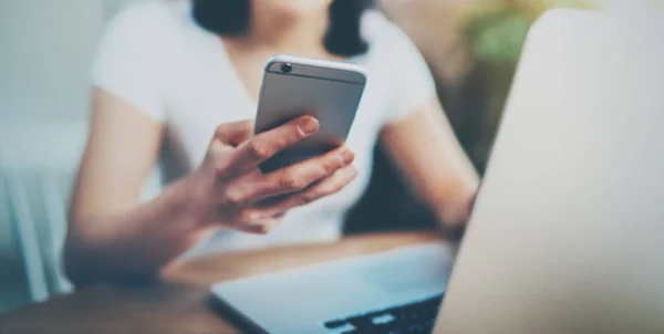 Womn met smartphone en laptop — Stockfoto