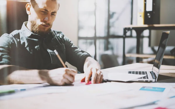 Homme travaillant dans un bureau moderne — Photo