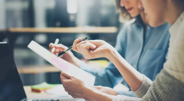 Colaboradores trabajando juntos — Foto de Stock