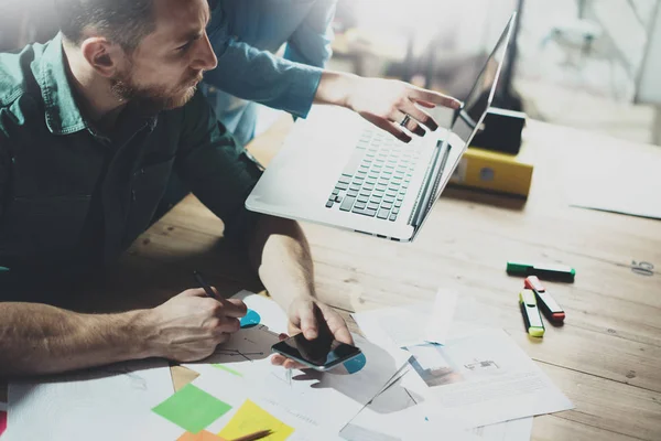  İki iş arkadaşlarınızla birlikte çalışma 