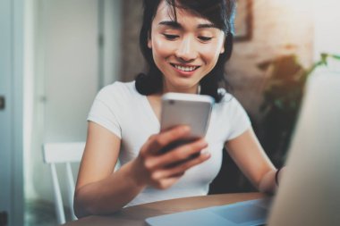 Akıllı telefon kullanan kadın 