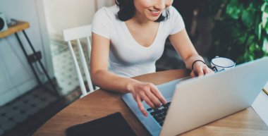 Dizüstü bilgisayar kullanan kadın 