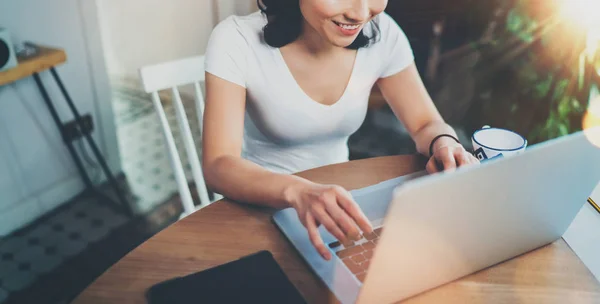 Frau benutzt Laptop — Stockfoto