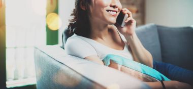 Smartphone'da alarak kadın