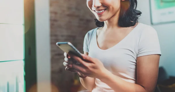 Mujer usando smartphone —  Fotos de Stock