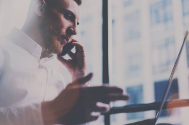 smartphone üzerinde konuşan adam