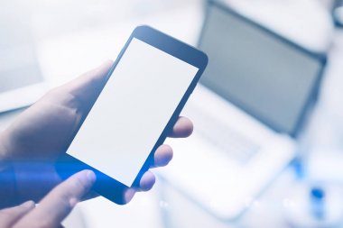 holding modern smartphone erkek eller 