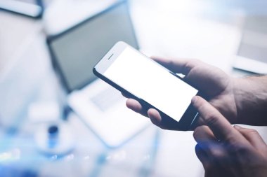 Erkek elleri cep telefonu tutuyor. 