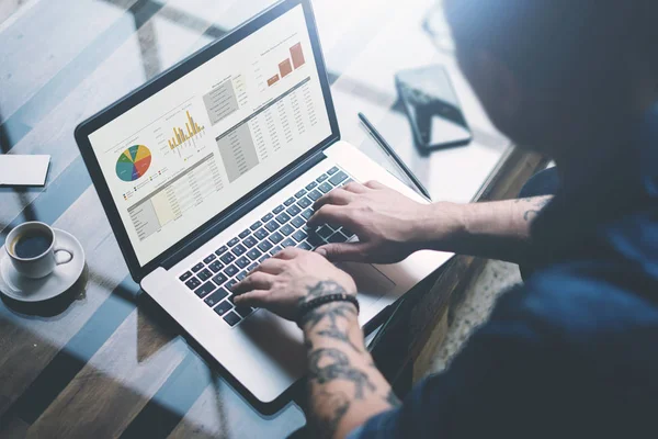 Adult tattooed coworker in eyeglasses working — Stock Photo, Image