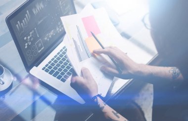 birlikte laptop ile işyerinde çalışan çalışan.