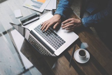 Laptop ile ofiste çalışan adam.