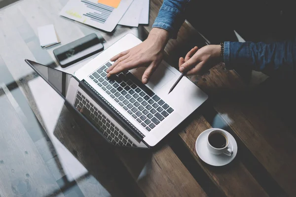 Homme d'affaires travaillant avec un ordinateur portable au bureau. — Photo