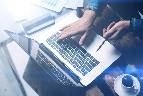 Zakenman werkt met laptop op kantoor — Stockfoto