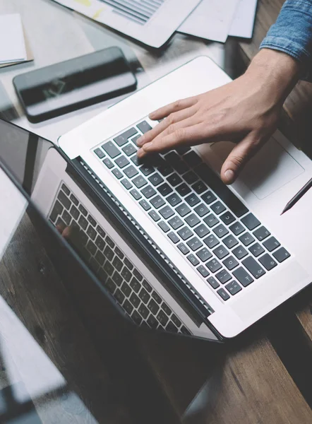 Zakenman werkt met laptop op kantoor. — Stockfoto