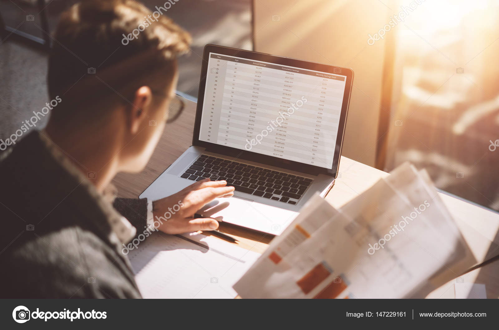 Finance analyst working at office — Stock Photo © kantver 147229161