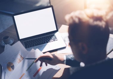 Gözlük çalışma yetişkin bankacılık analisti 